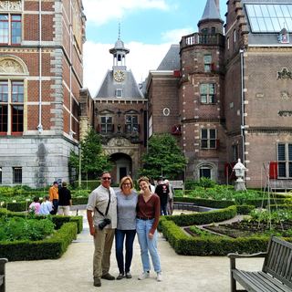 A small group with Dennis in front of a historic Amsterdam house