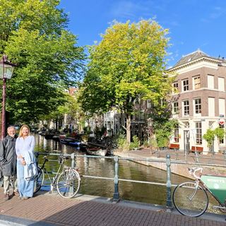 A family with Dennis on a bridge over an Amsterdam canal