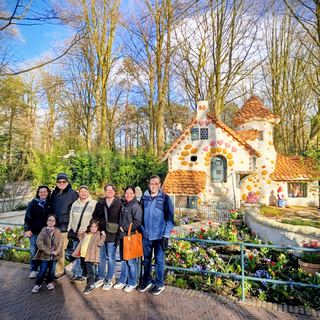 Guests with Dennis by the water in Amsterdam Noord