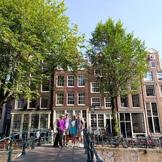 Guests with Dennis in a quiet Amsterdam courtyard