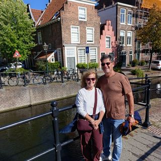 A family with Dennis on a bridge over an Amsterdam canal