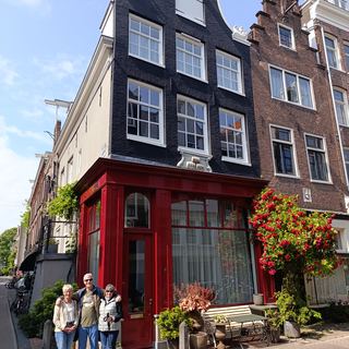 Guests with Dennis in a quiet Amsterdam courtyard
