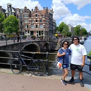Guests walking with Dennis along an Amsterdam canal