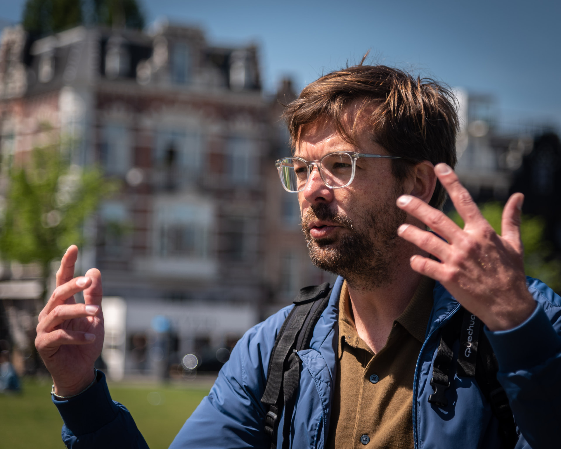 Dennis Gerrits sharing a story while guiding in Amsterdam